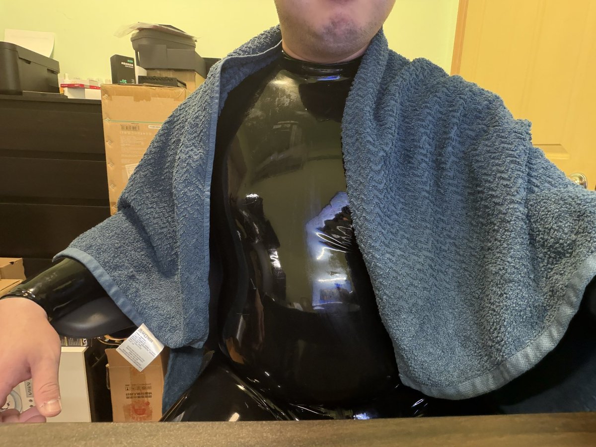Dodore20171206's tweet photo. 穿上胶衣，然后把行为交给本能🤭自己的手想摸哪里就摸哪里🤭当然别人的手想摸哪里我也管不住 https://t.co/4m3QBJlufR