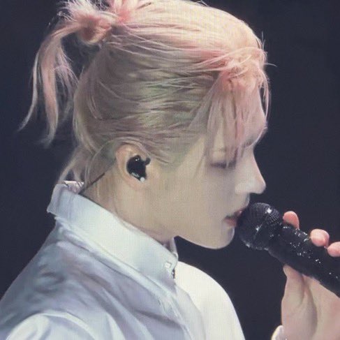 ddubusaiko's tweet photo. 아 내 신……. 심지어 머리 그냥 묶은 것도 아니고 살짝 리본 모양같은데아닌가암튼너무입브네……. https://t.co/y2MHuBFALu