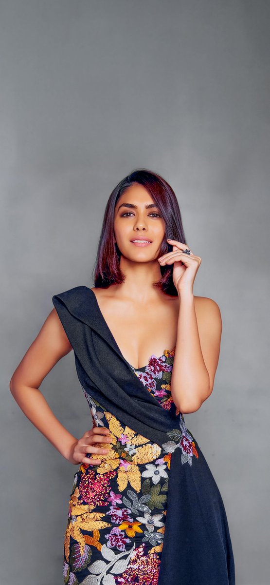 _athulle__'s tweet photo. Mrunal ❤️📸

#MrunalThakur #Wallpaper https://t.co/c5zOUY4zxE