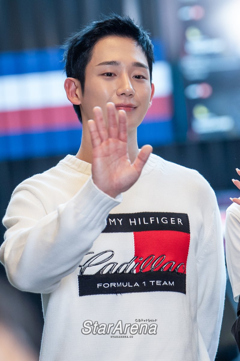 StarArena_'s tweet photo. Jung Hae-in joins the TOMMY HILFIGER Family at TOMMY HILFIGER X Cadillac Formula 1® pop-up  in Singapore

@TommyHilfiger @Cadillac_F1 #TommyHilfiger #TommyFamily #TommyHilfigerxCadillacF1 #JungHaein #정해인 https://t.co/BSY2BfoEfo