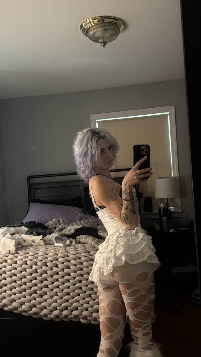 AnNa_RaY48's tweet photo. Trying to take a normal outfit pic and somehow ending up serving this angle 🍑 https://t.co/Mj6QSTUDA4