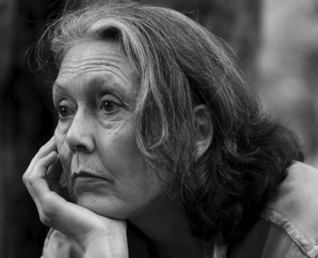 ankorinclan's tweet photo. Cuando murió su hermano, Anne Carson no escribió un libro sobre él: construyó una caja, metió dentro un pliego que se despliega como un acordeón y lo llenó de fotos, cartas rotas y un poema en latín de hace dos mil años.

Aquello se llamó Nox, se publicó en 2010 y explica mejor que cualquier discurso por qué la Academia Sueca le concedió este jueves el Nobel de Literatura. La premian por una obra «audaz e inventiva» que conversa con los clásicos para inventar formas nuevas, y es difícil describirla con menos palabras.

Carson nació en Toronto en 1950, se doctoró en estudios clásicos y lleva cuarenta años negándose a elegir entre ser filóloga y ser poeta. Tradujo los fragmentos de Safo dejando en blanco lo que el tiempo se comió. Convirtió a un monstruo menor de la mitología griega en un adolescente enamorado en Autobiografía de Rojo. Contó un divorcio en veintinueve tangos. Publicó un libro de veintidós cuadernos sueltos que se pueden leer en cualquier orden.

Ella define su manera de mirar como una visión estereoscópica, capaz de sostener dos perspectivas a la vez. Que es justo lo que casi nadie soporta hacer cuando le duele algo.