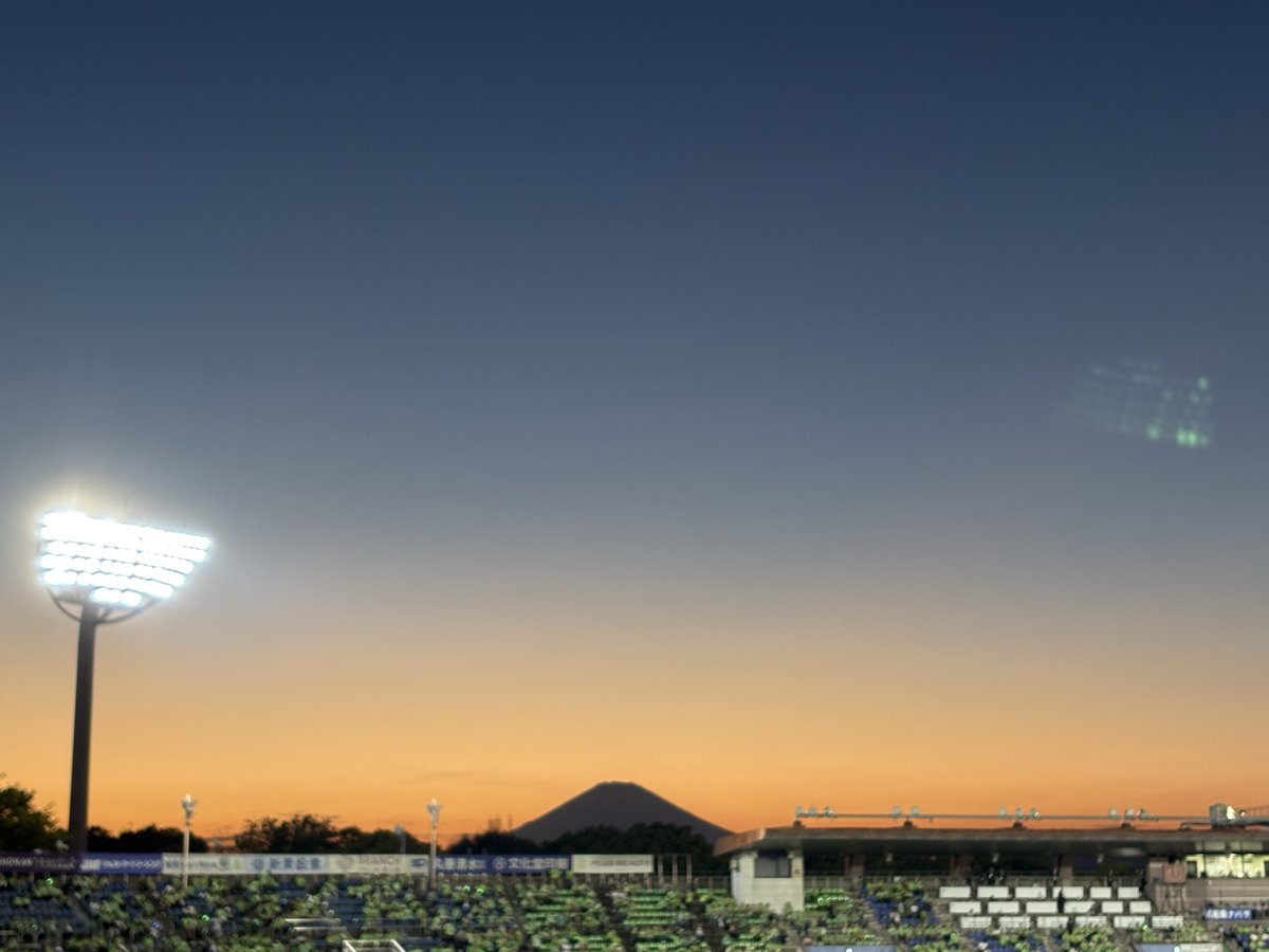 Hitomga1516's tweet photo. 久しぶりの試合観戦⚽️
開始前に夕暮れの🗻 https://t.co/nzWQqJoeLS