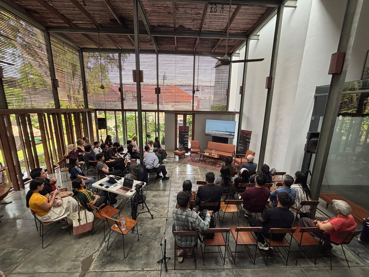 SEAJunction's tweet photo. 🎬 Film Screening and Discussion of “A Long Way Panglong” by Mon Mon Myat is screening now at Dia.Lo.Gue Artspace, Jakarta, followed by a discussion on Myanmar. Join us now! 💚 #TheCoupYears #Myanmar #SEAJunction #films #jakartatravel #AungSanSuuKyi https://t.co/q9P1mrErMU