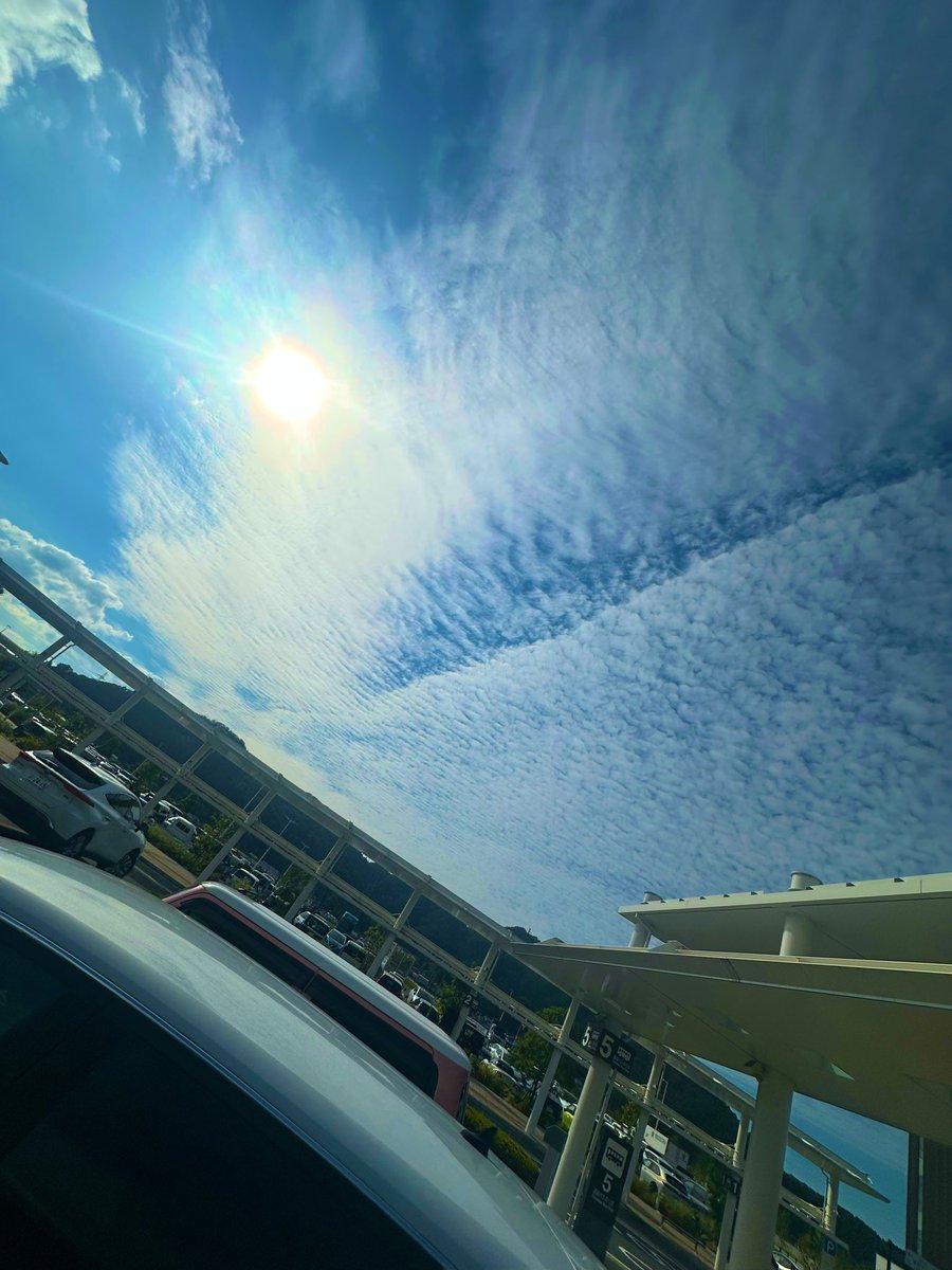 kenken_RIZE's tweet photo. 今日は鯖江のフェスでした！
急遽、前のバンドに出てた別所くんに鍵盤で参加してもらったよ！笑笑

さいこー、いつもありがとう別所くん。

1枚目は雲が焼き鯖みたいで、鯖江来たなーと思った笑笑

2枚目はEGO-WRAPPINのヨッちゃんの素晴らしいうたをききながらお蕎麦たべました。おいしかた。

今日は夜も飲むそうです。