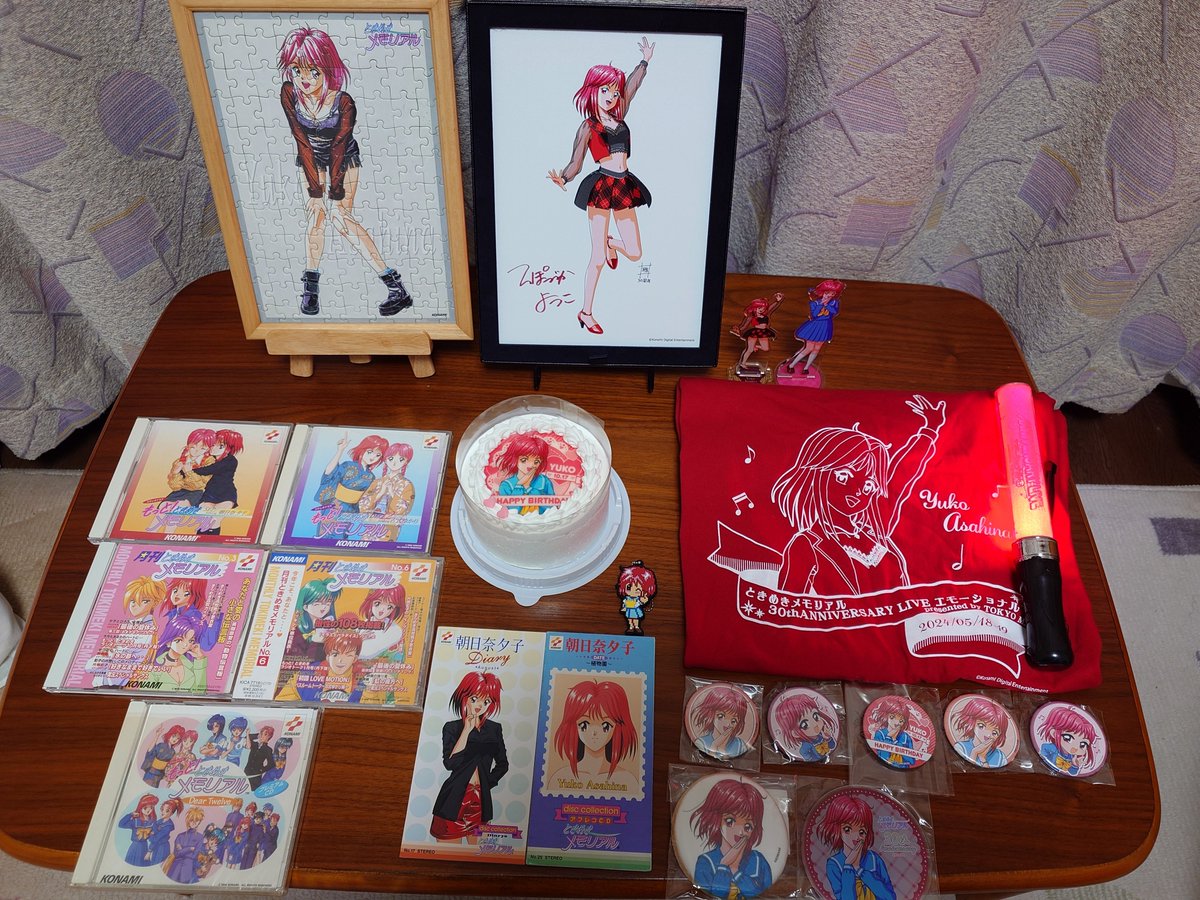 tat69466's tweet photo. 朝日奈さんの誕生日迄あと少し!!
グッズを整理しながら準備するか。
左2024年　右2025年と朝日奈さんグッズ増えたなぁ😄 https://t.co/YUFH1zv1Gi