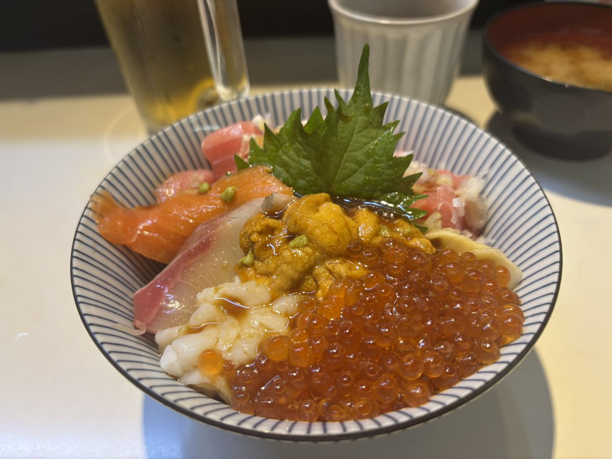 ZEN06170617's tweet photo. 築地の海鮮丼は美味いよ♪ https://t.co/Hdrj6Gpb86