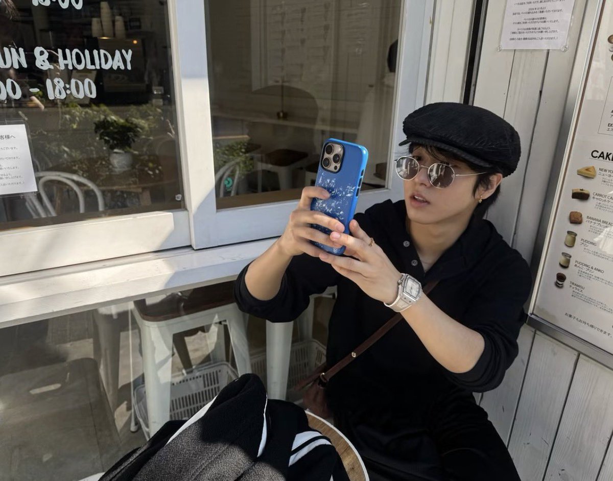 d1sorderlynoise's tweet photo. my new date keeps texting his roommate too??? https://t.co/CzOPWzw227