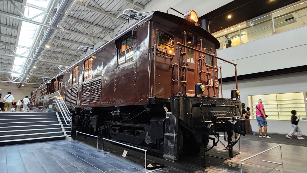 GAKUNAN_EL's tweet photo. 今日はリニア・鉄道館にED11を見に行ってきました！
この時代のアメリカ輸入機ではよく見れたイコライザ式板枠台車と更に追加で設置された砂箱によって台車がゴツく見えます。
ED11はアメリカから2機輸入されましたが2号機はリニア、1号機は西武鉄道と2機とも現存しているのが大きいですね！ https://t.co/Qi1QkY0mZb