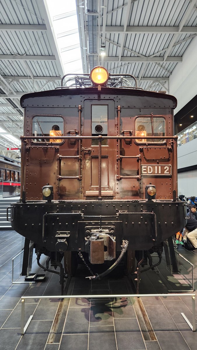 GAKUNAN_EL's tweet photo. 今日はリニア・鉄道館にED11を見に行ってきました！
この時代のアメリカ輸入機ではよく見れたイコライザ式板枠台車と更に追加で設置された砂箱によって台車がゴツく見えます。
ED11はアメリカから2機輸入されましたが2号機はリニア、1号機は西武鉄道と2機とも現存しているのが大きいですね！ https://t.co/Qi1QkY0mZb