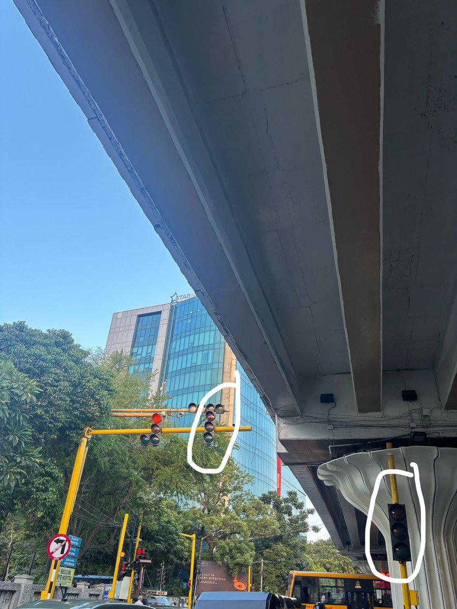 joe552048's tweet photo. @ChennaiTraffic below circled images of this signal are not working, despite it being a newly installed one. Kindly repair the signal and remove the old signals in this junction. Location: Near Music Academy, Mowbrays Road under flyover @ChennaiTraffic https://t.co/e63ubiewUn