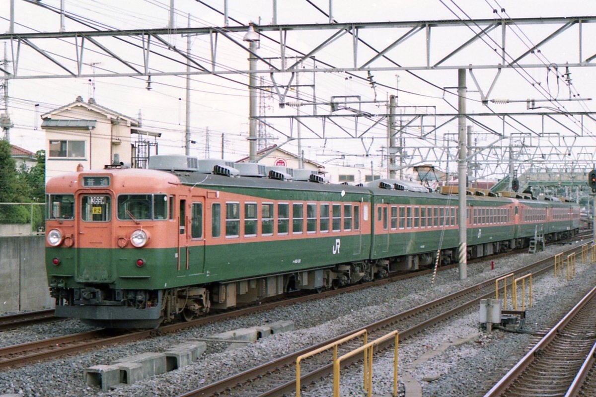 MobaryHills's tweet photo. 幕張区から出区し、普通表示で千葉駅に向かう165系＋169系の6連です。1992年に113系が車両更新・冷房改造を行うため車両不足となり、代わりに総武・成田線の普通列車に充当された際のもの。まだ原型の姿を色濃く残していましたが、数年後にステンレス板で前面強化されると前面は大きく変わりました。 https://t.co/6FEe9YMNxg