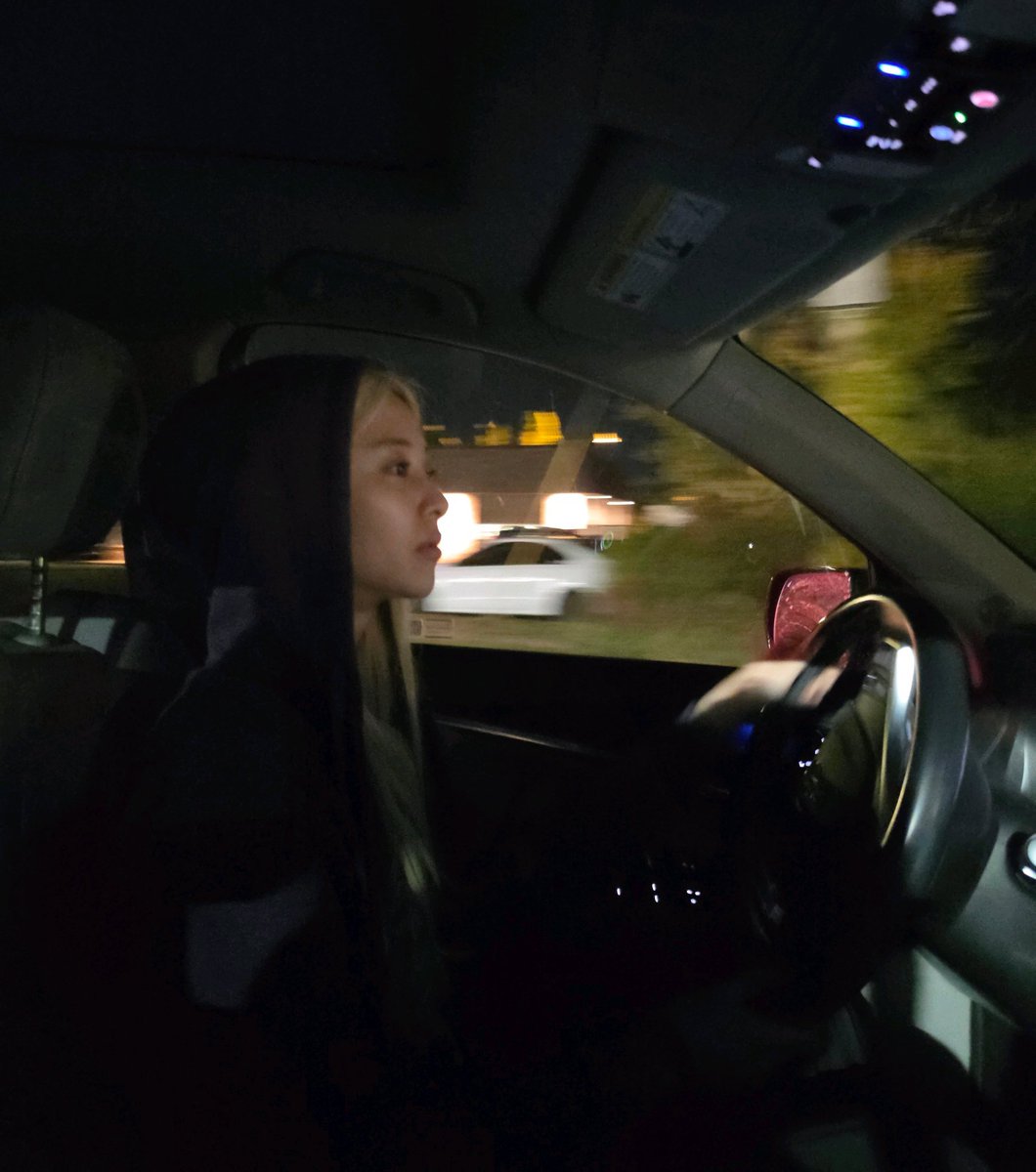 Lesseraphic's tweet photo. do you think the reason yunjin's brother took pics of her driving them to get ice cream is because she's not home enough for this to be a common occurrence 💔 https://t.co/y7fIDUPUPe