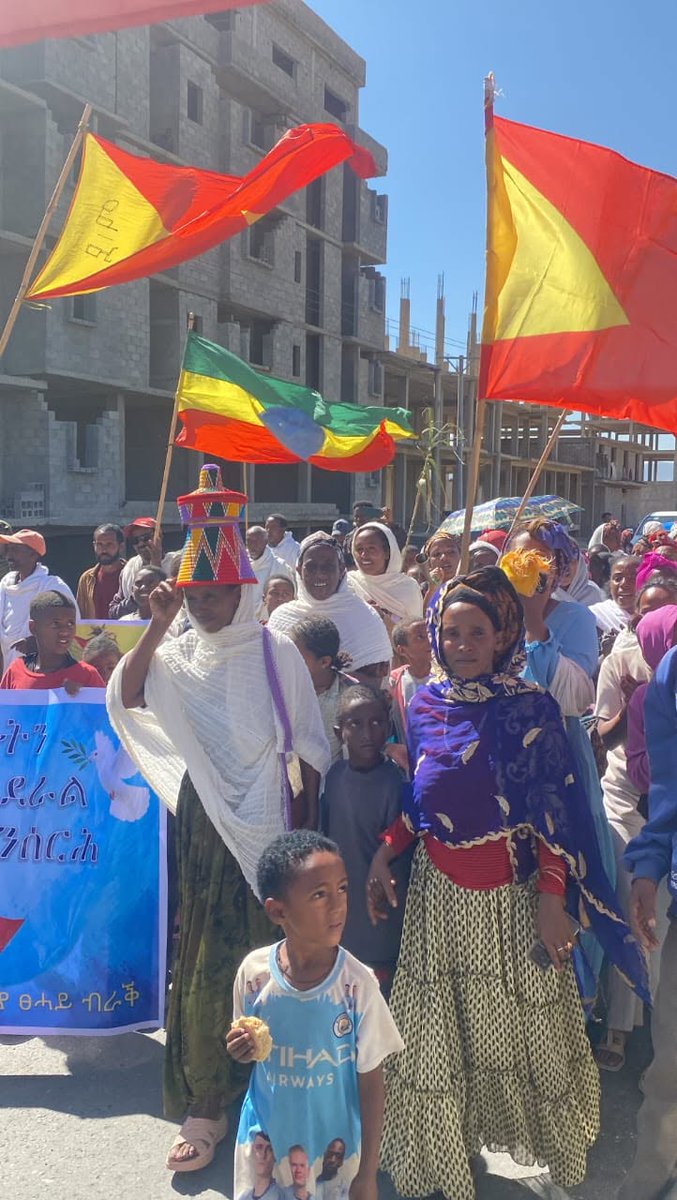 EthiopianNewsA's tweet photo. 🇪🇹  Adigudem Residents in #Tigray region of #Ethiopia Rally Against TPLF, Back Federal Government

Residents of Adigudem town in Tigray region's Southeastern Zone took to the streets to condemn the TPLF group and express support for the Federal Government of Ethiopia. https://t.co/Vmi4Y3HuSV