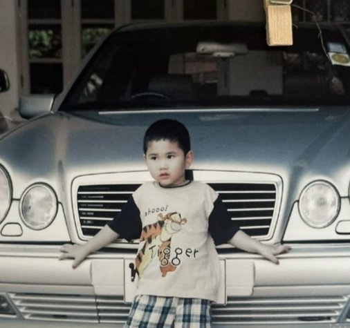 hanikebab's tweet photo. 😭😭🤏🏻🤏🏻 ini namanya takdir atau kebetulan 😭🤏🏻 the same pose the same old car 😭🤏🏻 thats so crazy you know 🥺🥺🫳🏻🫳🏻 https://t.co/ZufXzSXOU0