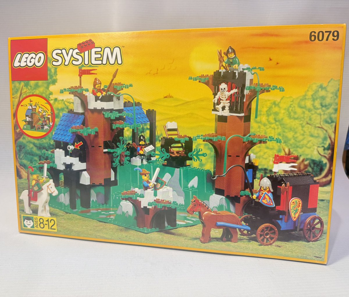 lego_nyanchan_m's tweet photo. 🏰 LEGO 6079 ダークフォレストの要塞

📅 発売年：1996年
⭐ 海外評価：4.6／5（50件の評価）

🌲 森に隠された盗賊たちの秘密基地！
🏹 カタパルトや倒れる木の仕掛け
💀 骸骨の牢屋や馬車など、冒険心をくすぐるギミックが満載！

#LEGO #レゴ #LEGO6079 #VintageLEGO #LEGOCastle #DarkForest https://t.co/rVSXoOBZ8e