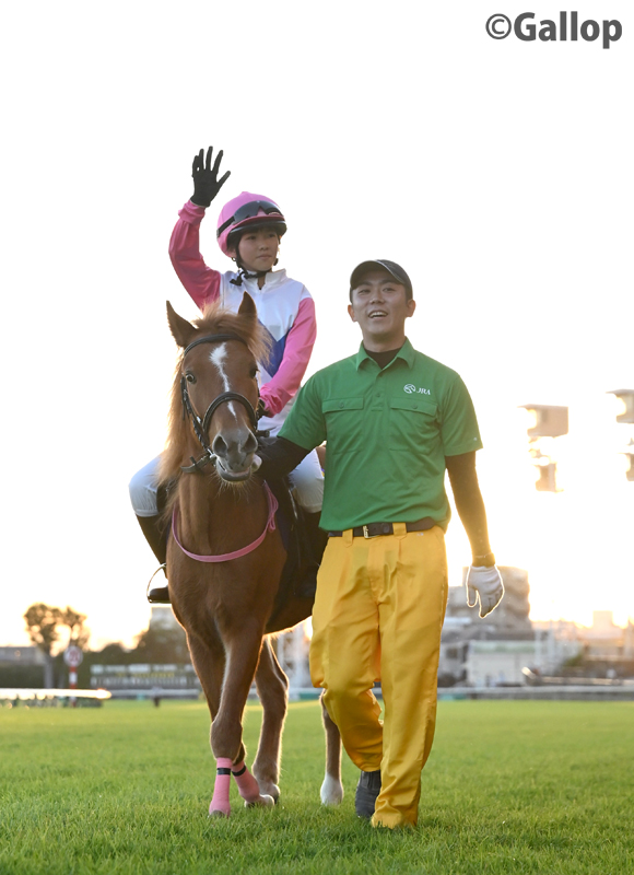 gallop_keiba's tweet photo. 東京競馬場では最終レース後に「全国ポニー競馬選手権 #ジョッキーベイビーズ」が開催👏
1着は北海道地区代表の #笠松渚 さんでした👑 https://t.co/ock3RUZabj
