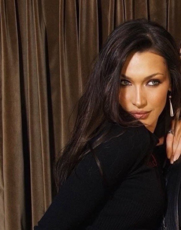 Fox5go7's tweet photo. Bella hadid🥵

Sharp features, breathtaking beauty. 🪽✨ https://t.co/G3jcU2gp44