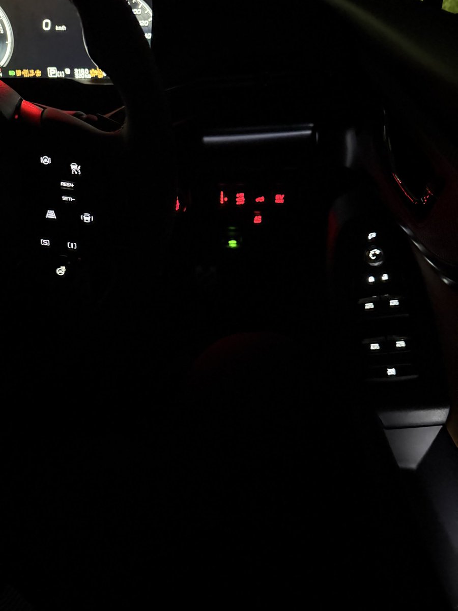 SmoothAcuityVAB's tweet photo. レイバックの残念ポイントひとつ見つけてしまった

ここだけ赤LED… https://t.co/nazfsgHNUP