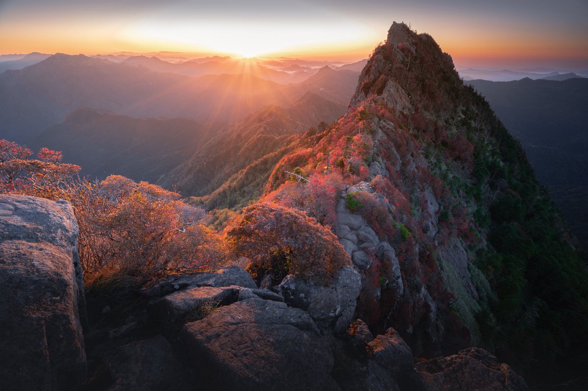sou_photograph's tweet photo. 紅葉登山の魅力⛰️🍁 https://t.co/2Bksxiqegr