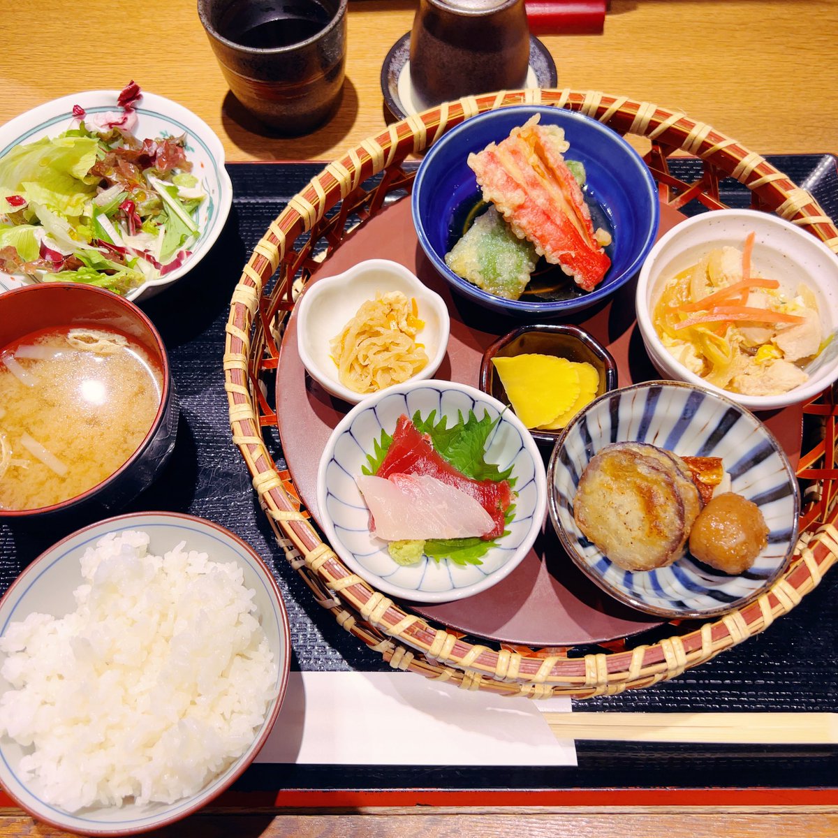 TaishoKei's tweet photo. 以前アルバイトをしていたお店に、数年振りに行った。
内装が少し変わっていたけど、フロアも厨房もお皿も何もかも懐かしいあの頃のままで、ただそこで働いているのは見た事もない人たちだった。
まるでパラレルワールドに来てしまったような、不思議な感覚を味わった。
料理は変わらず美味しかった。 https://t.co/rqnNQuBNGy