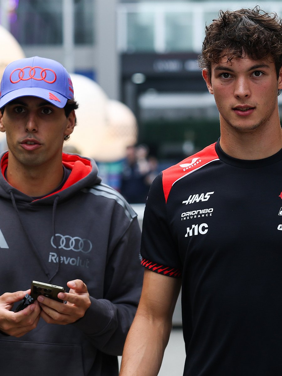HaasF1Team's tweet photo. Trackside with Bearcon... and a Bortoleto 🇸🇬

#HaasF1 #F1 #SingaporeGP https://t.co/4lUjWnJNZo