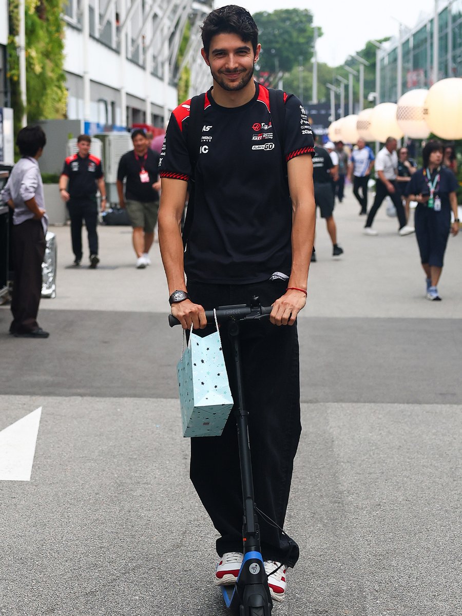 HaasF1Team's tweet photo. Trackside with Bearcon... and a Bortoleto 🇸🇬

#HaasF1 #F1 #SingaporeGP https://t.co/4lUjWnJNZo