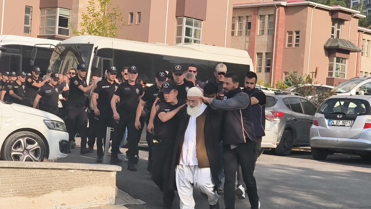 usameyldrm23's tweet photo. Cemaatleri bitirme operasyonu devam ediyor-4

Kul Sadi Yüksel hoca ve 22 talebesi şu muamele ile gözaltına alındı ve kendisine ev hapsi verildi.

80 yaşındaki birinin başı, kolluk maharetiyle eğdirilerek poz alındığı ama Fon vurguncularının sessiz sedasız ifade verdiği bir ülke.. https://t.co/5XXX7MfuGQ