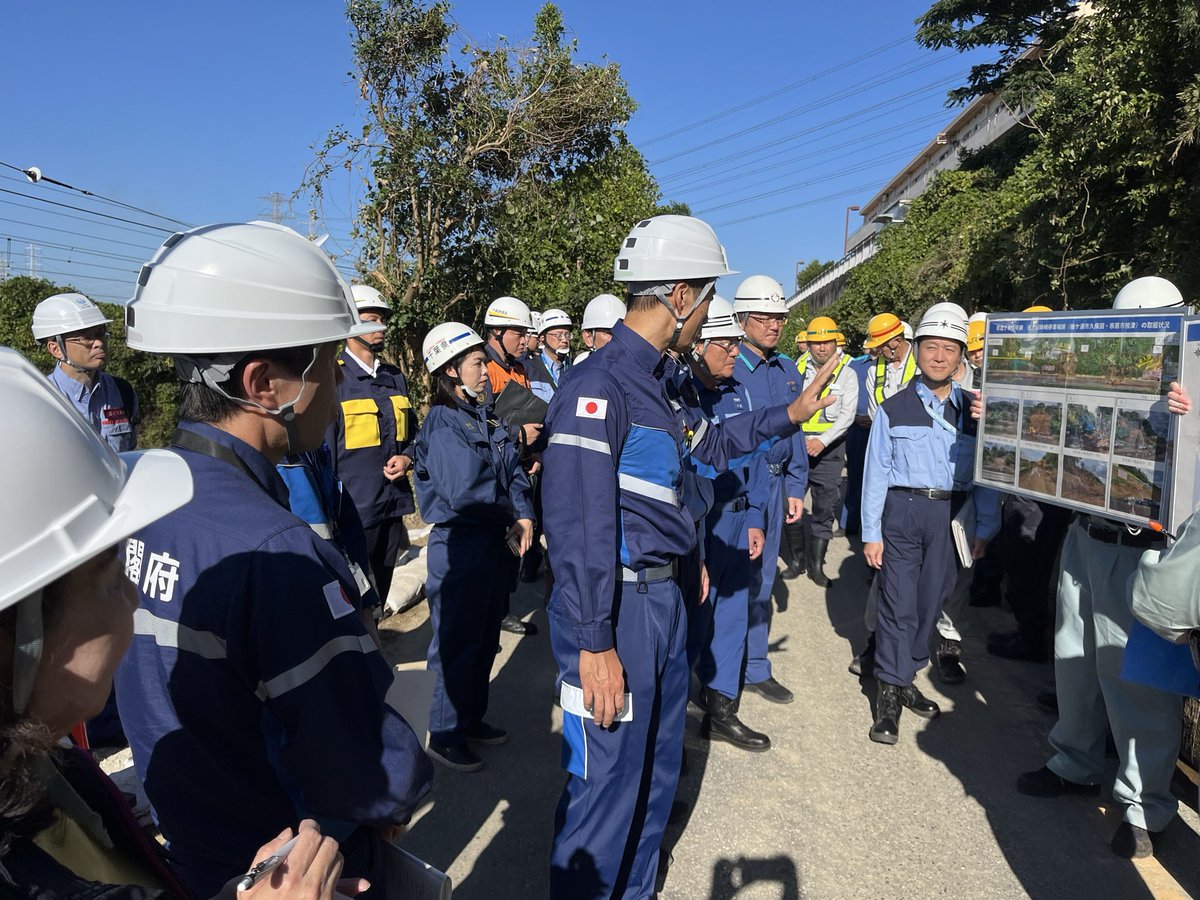 sayaka_koba1983's tweet photo. 今日は、細野防災特命大臣が台風25号の被災地視察に。印旛沼、JR内房線横の崩落箇所、養老渓谷の土砂崩れ現場を訪れ、私も参加しました。

JR内房線は4ヶ所の土砂崩れ箇所すべての地権者との合意が得られ、今は、追加で崩れかねない土砂をまず落としきる作業に着手しています。JR民営化後初という、折り返し運転設備を急遽作る対応によって、不通の区間は姉ケ崎〜長浦間のみに抑えられていますが、通常より大幅に輸送力が落ちていて、通学できていない高校生も引き続き数多くいます。代行バスは1時間かかるので、連休明けからシェアサイクルが始まることになりました（自転車なら30分）。

そして、各地で無数にある崖崩れ。養老渓谷付近含め道路啓開がかなり進んできましたが、宅地の土砂撤去など民有地はまだまだ進まない所も多いとの声を聞きます。

視察後の意見交換では、我が党からも提起している、水害の罹災認定が実態と合わない問題について熊谷知事から大臣に説明がありました。大臣からは、現状の制度で最大限柔軟に読み込めるようにした上で、今後の災害に対応できる制度設計の必要性について言及がありました。

災害救助法並びに被災者生活再建支援制度には、実態と乖離した使いにくさや細かい矛盾がたくさんあります。実際もう住めない人のうち何割が半壊以下認定されているのか千葉でのデータがとれれば、制度改正への道筋にも繋がるかもしれません。
我が党からも引き続き政府に提起していきます。

#台風25号　#千葉県