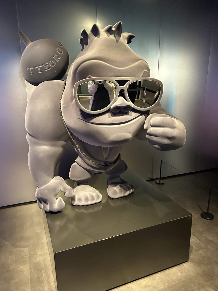 ossanonce's tweet photo. JYP FLAGSHIP TOKYOに行ってきました①
先ずはエントランスで餅ゴリ像がお出迎え。
店内に入るとアイテムが整然と並べられており、さながら“Apple Store”のような佇まい。
ディスプレイを見ていたらJYPグルの全てのペンラが販売しているので、買おうと考えて居る方はチャンスですね！
#JYP_FLAGSHIP https://t.co/Zbdzo04yAr