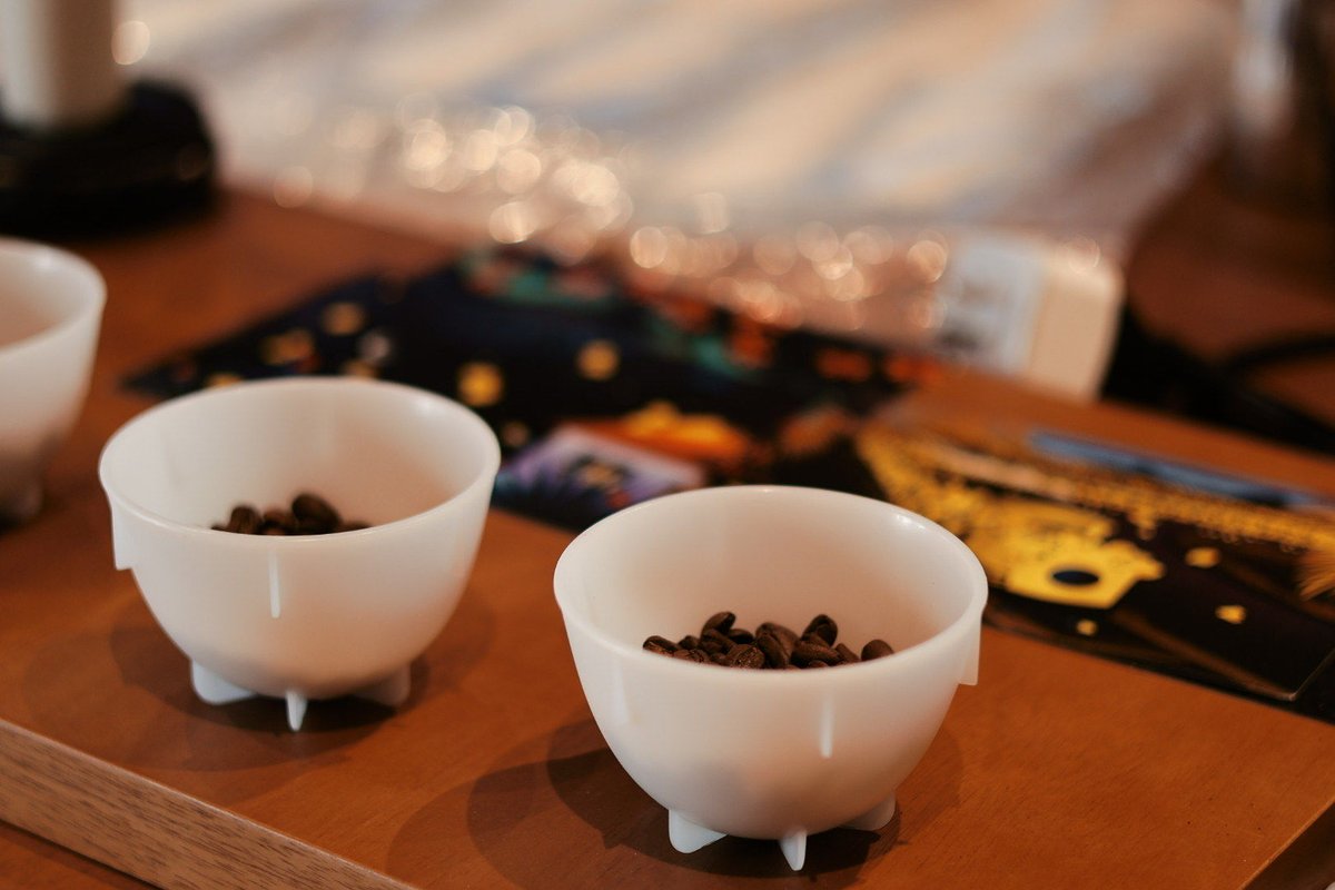 Typeu_euzup's tweet photo. 沼に囲まれた小さなカフェで、店主がコーヒーを片手に「自然と調和する生活を目指してるんだ」と語る様子。 https://t.co/b9SrGjupli