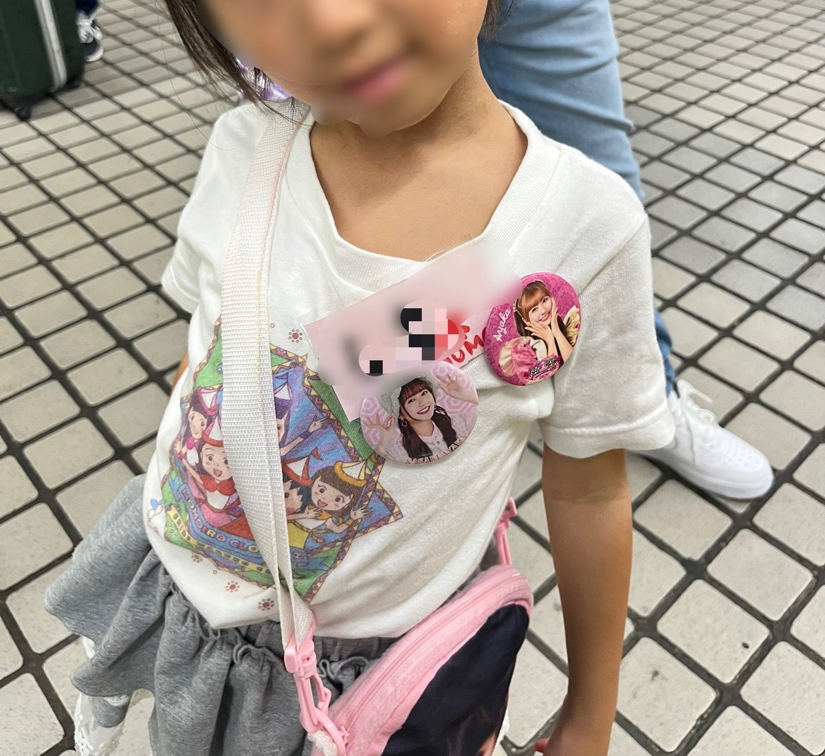 p98487455's tweet photo. 列に並んでた時前にいらっしゃったプニノフさん。
お渡し会終わったあとに、
リュックにつけてらっしゃったあーりんの缶バッジ、これいる？と娘に譲ってくださいました💦
早速服につけてルンルンで歩いてました！大切なバッジを譲って頂きありがとうございました😭
#ぺろり https://t.co/tK40VWOJTe