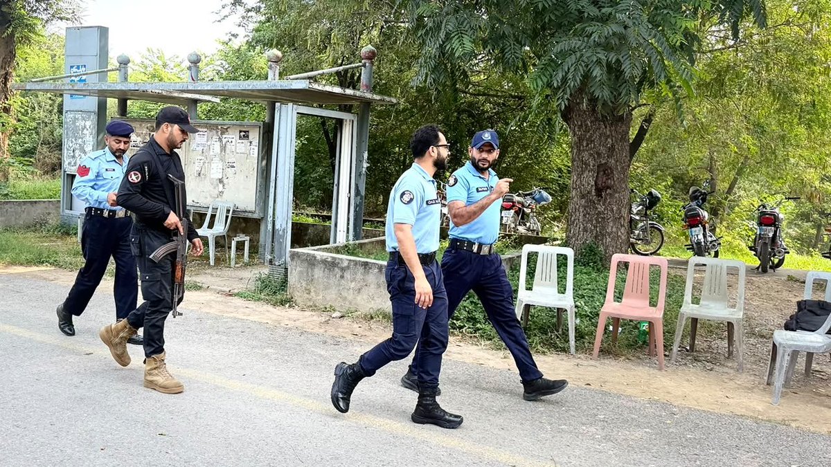 ICT_Police's tweet photo. ایس ایس پی آپریشنز اسلام آباد قاضی علی رضا کا گرجا گھروں کا دورہ

ڈیو ٹی پر موجود پولیس افسران سے ملاقات کی اور سکیورٹی انتظامات کا جائزہ لیا۔الرٹ رہتے ہوئے پیشہ ورانہ انداز میں اپنے فرائض سر انجام دینے کی ہدایت کی

#WeRIslamabadPolice https://t.co/767OnQQNEO