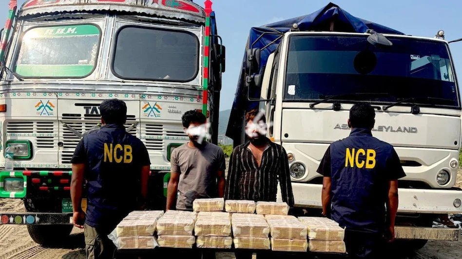 aajtak's tweet photo. नशीले पदार्थों की तस्करी के खिलाफ नारकोटिक्स कंट्रोल ब्यूरो (NCB) ने बड़ी कार्रवाई की है. NCB की गुवाहाटी जोनल यूनिट ने दो ट्रकों से 53.937 किलोग्राम मेथामफेटामाइन यानी WY टैबलेट जब्त की हैं.
पूरी ख़बर: https://t.co/8ajghV1UOm
#Guwahati #NCB | @k_tapas1 https://t.co/vZA36hcLpj