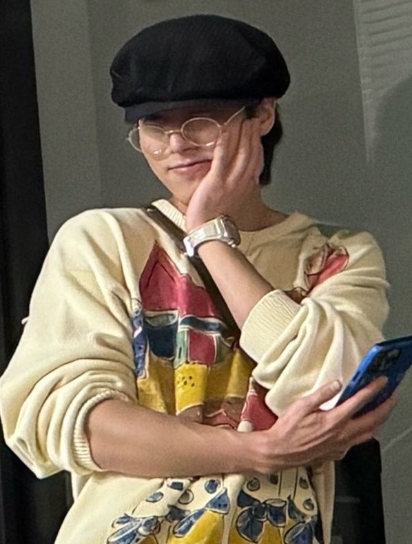 h922js's tweet photo. I LOVE WHEN HE DOES THE CHEEK THING 😭😭😭😭😭❤️❤️❤️❤️❤️ MY BABY https://t.co/497ikCWFTX