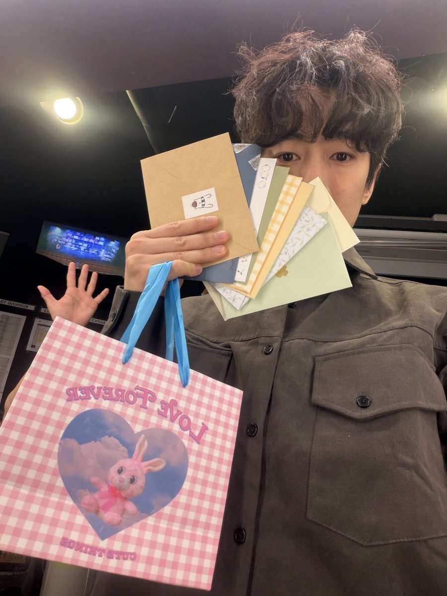 poddo0502's tweet photo. <<261011 #국톡 일지>>

대장 6연공 수고많았어요🫶🫶
꼭 기력보충 잘 되는 맛난 거 먹기🍖🍖

오늘 대장 입은 코트 보니 
그레이하우스 보고싶다🥺🥺

왜 자꾸 잘생긴 미모 가리시는지
알려주시면 안될까요🧐 https://t.co/kqVkT8coBt