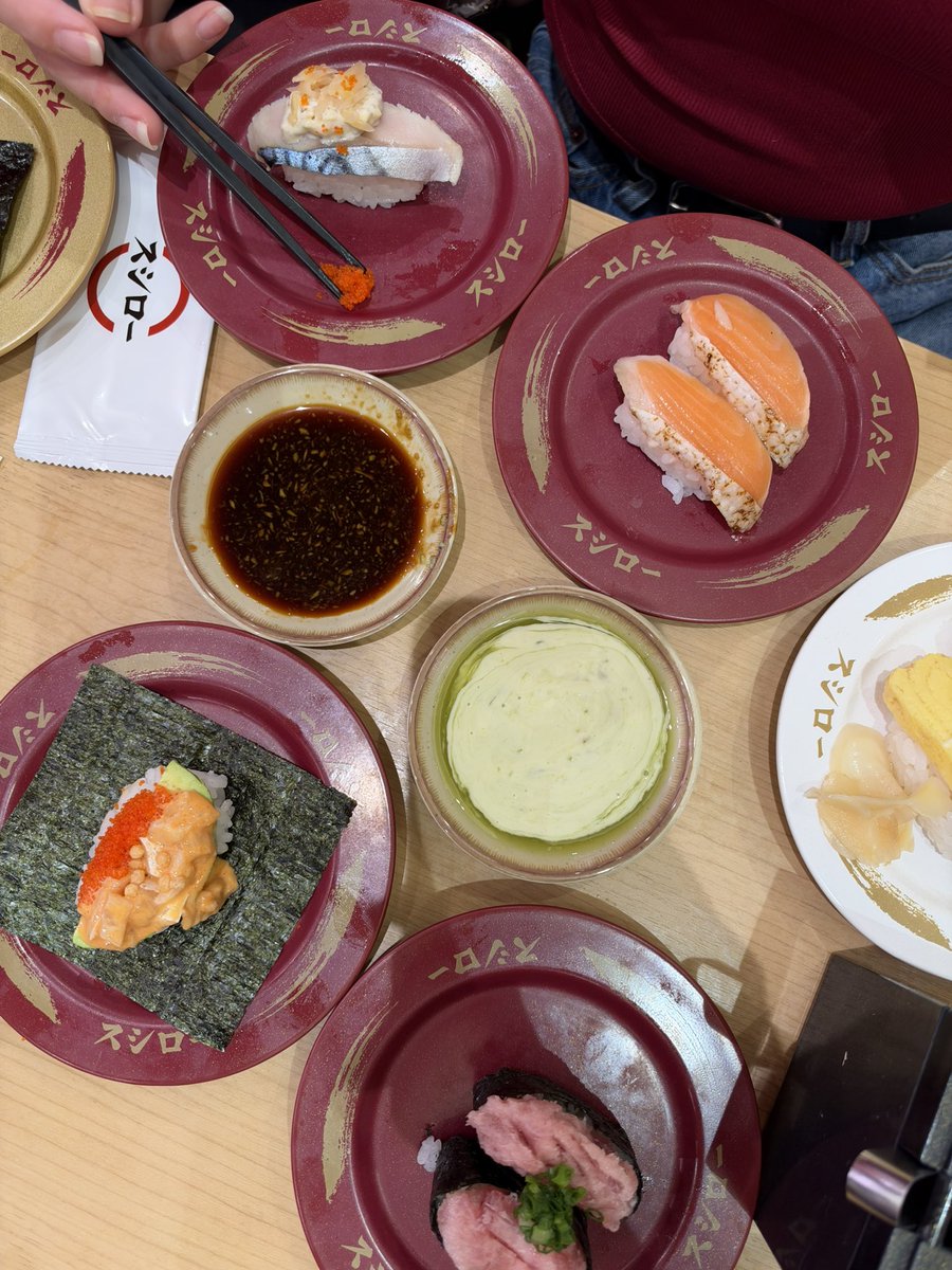 NioXzCluBz's tweet photo. ประสบการณ์การกินซูชิโระวันนี้
พนักงานพลาดทำถาดแก้วน้ำหล่นตรงโต๊ะเรา เราก็ให้พนักงานมาเช็ดพื้นอะไรให้เรียบร้อย แล้วก็มานั่งกินต่อ กินเสร็จแล้วก็เรียกพนักงานมาคิดเงินตามปกติ

คนที่มาคิดเงินเหมือนเป็นหัวหน้ามาคิดเงิน พอสแกนจานเสร็จเค้าก็แจ้งว่า “เมื่อสักครู่น้องพนักงานทำแก้วน้ำหกตรงโต๊ะลูกค้า ขออภัยที่ทำให้ได้รับประสบการณ์ที่ไม่ดีในการทานอาหารที่ซูชิโระ มื้อนี้ทางซูชิโระขออนุญาตไม่คิดค่าบริการนะคะ” 

ฉันร้องห้ะ เพื่อนก็ห้ะกันทั้งโต๊ะ เพราะวันนี้กินกันเยอะมาก แบบมากกว่าปกติ เลยถามพนักงานว่า น้องจะโดนหักเงินหรืออะไรมั้ย เพราะเราไม่ได้ติดใจอะไรเลย แต่เขาแจ้งว่าเป็น Cost ของทางร้านอยู่แล้วที่ซัพพอร์ตส่วนนี้ ก็เลยได้กินฟรีไปเลยมื้อนี้

รู้สึกเกรงใจมากสุด ๆ ไปเลย 🥺
#SushiroThailand