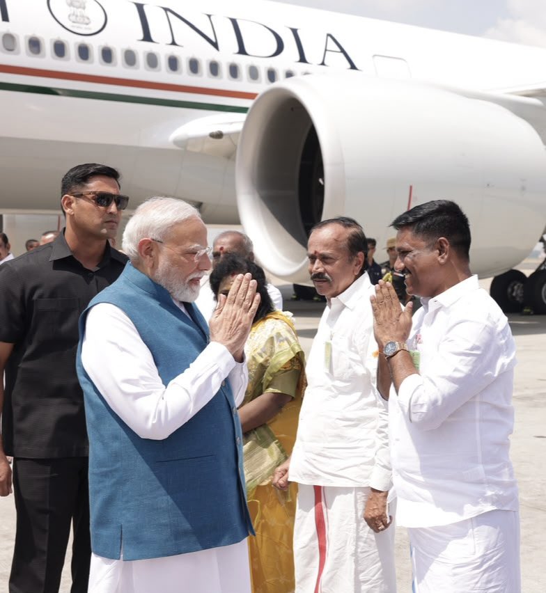 MaVenkatesanbjp's tweet photo. இன்று காலை (11-10-26) தமிழகத்திற்கு வருகை தந்து பல்வேறு வளர்ச்சித் திட்டங்களைத் தொடங்கி வைக்கவும், மக்கள் நலத்திட்டங்களை நாட்டிற்கு அர்ப்பணிப்பதற்காகவும் சென்னை வந்தடைந்த மாண்புமிகு பாரதப் பிரதமர் திரு. நரேந்திர மோடி ஜி அவர்களைச் சென்னை விமான நிலையத்தில் வரவேற்றபோது…. https://t.co/YXJRjn5oZ1