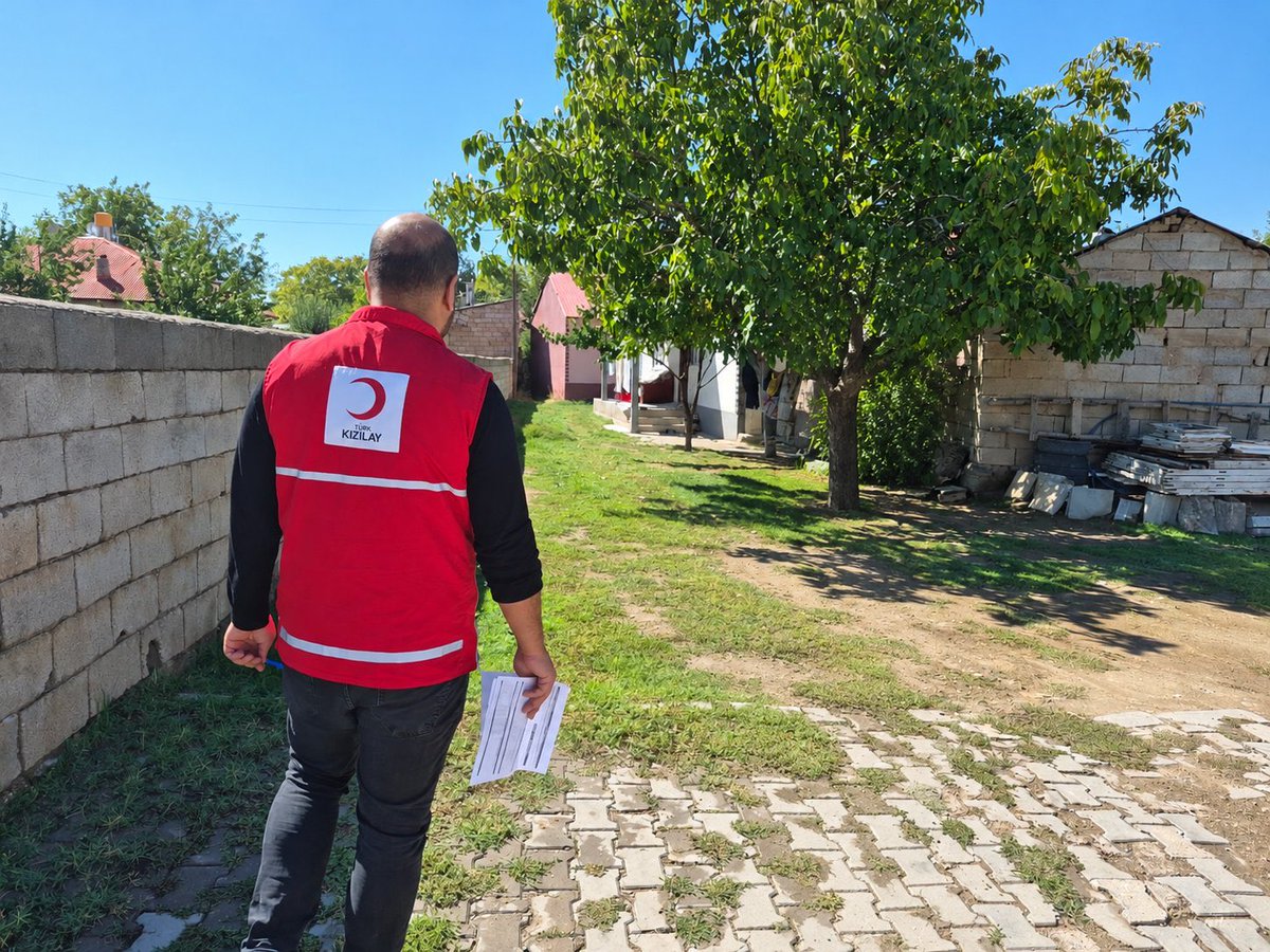 Kizilay's tweet photo. Erciş Kızılay Şubemize başvuran ailelerimizi hanelerinde ziyaret ederek ihtiyaçlarını yerinde dinledik. 🌙

Sosyal incelemeleri tamamlanan ailelerimize, ihtiyaçlarına uygun destekleri ulaştırmaya devam ediyoruz. #YanıBaşındayız https://t.co/SDwbikkE4L