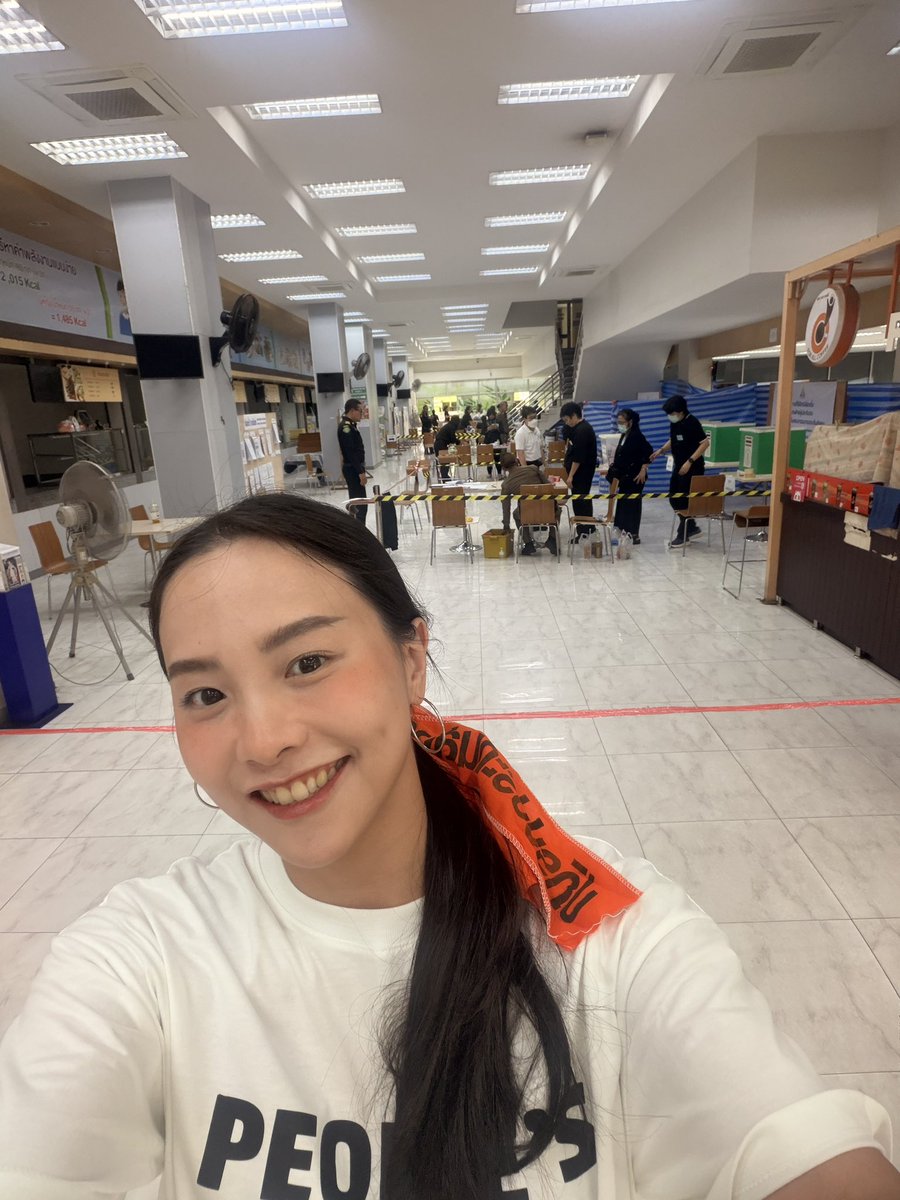 nanaicez's tweet photo. ตอนนี้ไอซ์อยู่ที่คูหากระทรวงแรงงาน โรงอาหารประกันสังคมที่ใช้เงินผู้ประกันตนสร้าง มาสังเกตการณ์การนับคะแนน 

ตอนนี้ทุกคนอยู่ที่คูหาไหนกันคะ สิ่งที่เราเรียกร้อง

1) เจ้าหน้าที่ต้องนับคะแนนให้ประชาชนเห็นได้ชัดขีดให้คะแนนหมายเลขไหนทุกคนต้องเห็น 

2) ใบขีดคะแนนห้ามซ้อนทับกัน ถ้าครูหาในซ้อนทับกันต้องเรียกร้องให้แปะให้เห็นครบทุกใบ

3) ห้ามนับคะแนนในที่รับตาคน

4) ถุงดำคลุมกล้องเอาออกให้หมด

5) อย่ากั้นอาณาเขตกว้างเกินจำเป็น จนผู้ประกันตนเข้าไปดูคะแนนไม่ได้ 

6) ที่เราต้องช่วยกันถ่ายให้ได้คือ รูปใบขีดคะแนน เพราะการเลือกตั้งบอร์ดประกันสังคม ไม่มีแจ้งคะแนนรายหน่วย ไม่มีคะแนนเรียลไทม์ เค้าจะเอาไปรวมแจ้งเป็นราย อำเภอ/เขต/จังหวัด ทีเดียว ดังนั้นต้องมาเฝ้านะ ไม่งั้นหายนะ 

ใครไปที่หน่วยไหน คอมเม้นรูปบรรยากาศคูหาที่อยู่
 + ชื่อคูหาหน่อยงับ มีปัญหาอะไร อินบอคได้ทันที 🙏🏻

หมุดตามนี้ https://t.co/XBuFEl344H

#เลือกตั้งบอร์ดประกันสังคม #ทีมไม่เอาปฏิทิน
