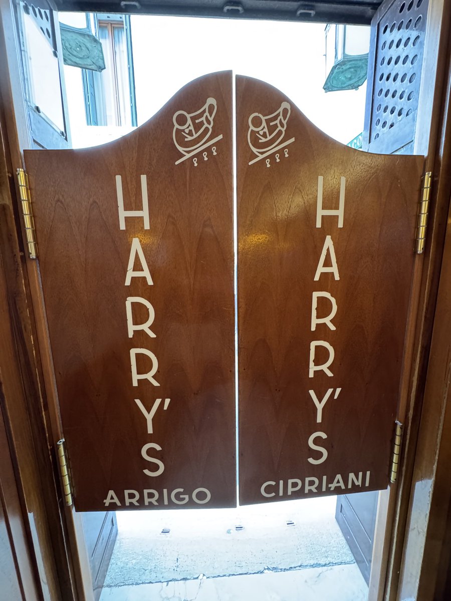 bkhawks70's tweet photo. Harry’s Bar, Venice. 😎👍 #Bellini https://t.co/bRtwIdDw6i