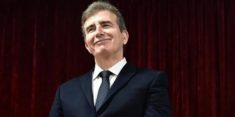 RXRqdEgogik2Z9P's tweet photo. Τρεις θεαματικές αποδράσεις μέσα σε λίγες εβδομάδες και ο Χρυσοχοΐδης παρακολουθεί σαν θεατής σε κακό σίριαλ!!! 

Σέρρες: ένοπλοι στήνουν ενέδρα, αφοπλίζουν εξωτερικούς φρουρούς και ελευθερώνουν κρατούμενο. 
Θεσσαλονίκη: Αλγερινός ανοίγει πόρτα περιπολικού και εξαφανίζεται τέσσερις μέρες – χωρίς καμία ανακοίνωση, λες και δεν συνέβη. 
Τίρυνθα: Τούρκος «εγκληματίας» φεύγει με ασθενοφόρο χωρίς συνοδεία, ενώ οι «υπεύθυνοι» ψάχνουν φρουρά από άλλη φυλακή. 
Όλα κάτω από το ίδιο Υπουργείο, που πριν λίγους μήνες μοίραζε SUV και μιλούσε για «ασφαλείς μεταγωγές»!!!
Πρωτόκολλα που δεν τηρούνται, προσωπικό που δεν επαρκεί, σιωπή που μοιάζει με συγκάλυψη...
Κι ο Χρυσοχοΐδης αυτοθαυμάζεται!!!