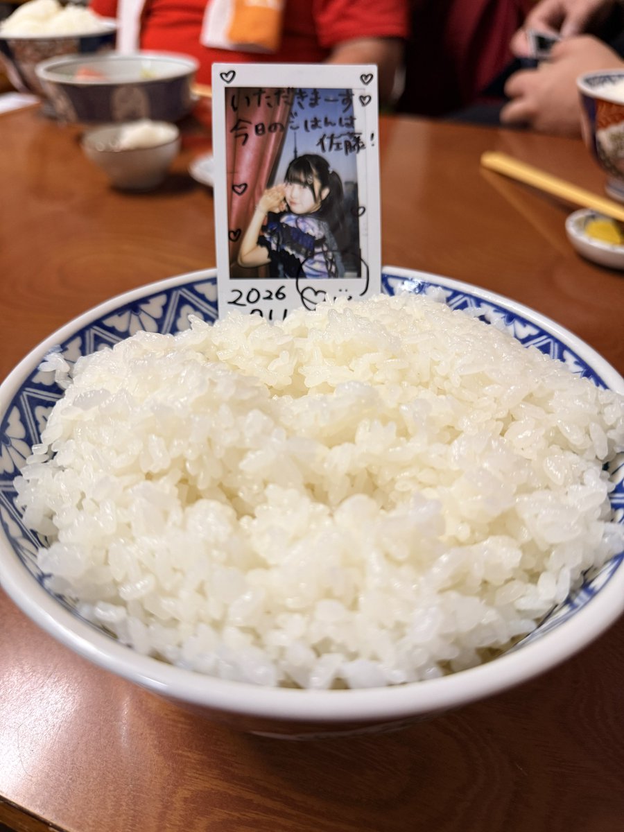 Yaguratou's tweet photo. ワンマン前のライブ後にデカいミニるたちとご飯食べに来たら力士用みたいなサイズの米がきてしまいました😰
私はデカくないのに！ https://t.co/DONXgvFZ6m
