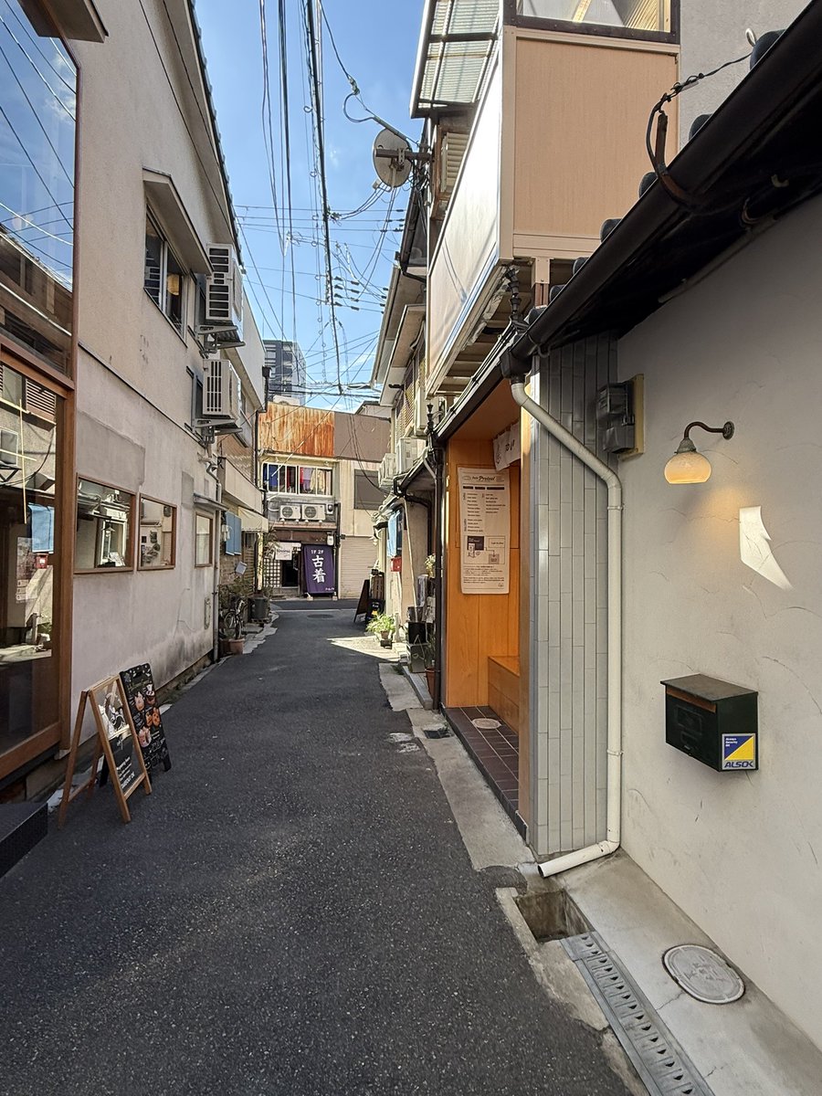 PONMAM2005's tweet photo. （大阪旅行2日目③）
昭和レトロで下町情緒あふれる街、中崎町も行ってきました！
古着屋さんやプレッツェルのお店、可愛いカフェや雑貨屋さんもあって、歩くだけでも楽しめました😊 https://t.co/kOKbqDvxBo