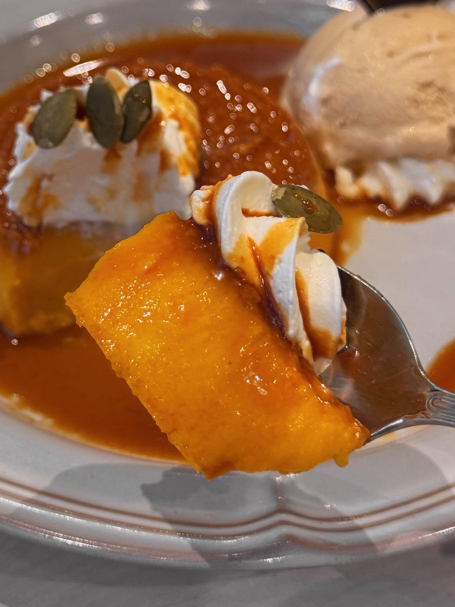 puniko___01's tweet photo. 突然ですが、、オリーブの丘の”かぼちゃプリン栗ジェラート添え”は絶対食べた方がいいです。食べれば分かります。現場からは以上です。 https://t.co/Dz4U1O9tcp
