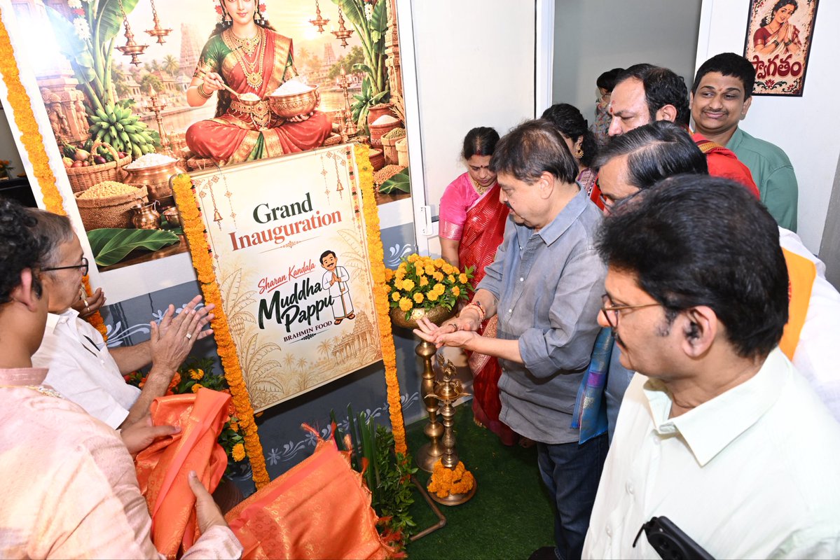 N_RamchanderRao's tweet photo. ఈరోజు మల్కాజిగిరి, నేరేడ్‌మెట్‌లో ఐరా ప్రీమియం క్యాటరర్స్, శరణ్ కందాల ముద్దపప్పు బ్రాహ్మణ ఫుడ్ నూతన కిచెన్‌ను ప్రారంభించడం ఆనందంగా ఉంది.

ఈ శుభసందర్భంగా నిర్వాహక బృందానికి హృదయపూర్వక అభినందనలు తెలియజేస్తూ, వారి వ్యాపారం దినదినాభివృద్ధి చెందాలని, మరిన్ని విజయాలు సాధించాలని ఆకాంక్షిస్తున్నాను.