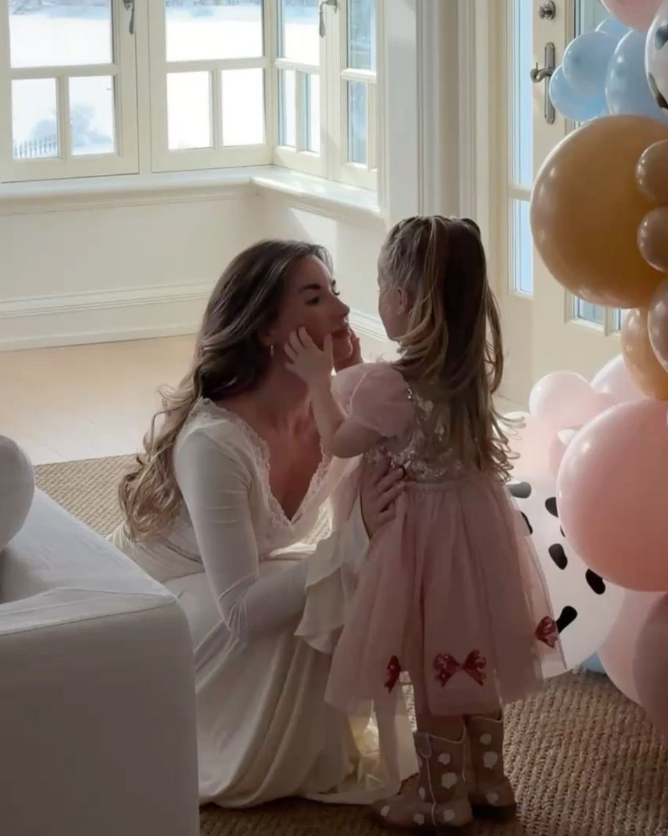 Diorgirlx's tweet photo. me and my daughter in the future https://t.co/opU1Cu3f23