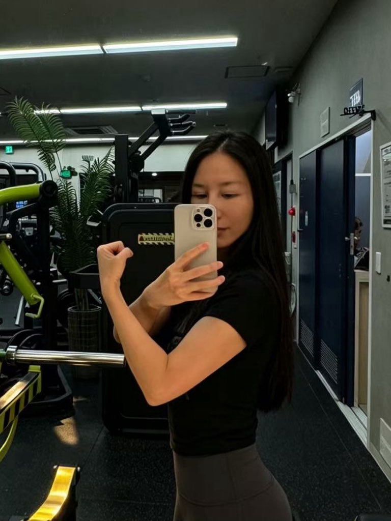 Azumithebig's tweet photo. 这手臂是真要好好练了，妥妥的脂包肌，猴年马月才能做引体啊啊啊 https://t.co/jVGjCvkzut