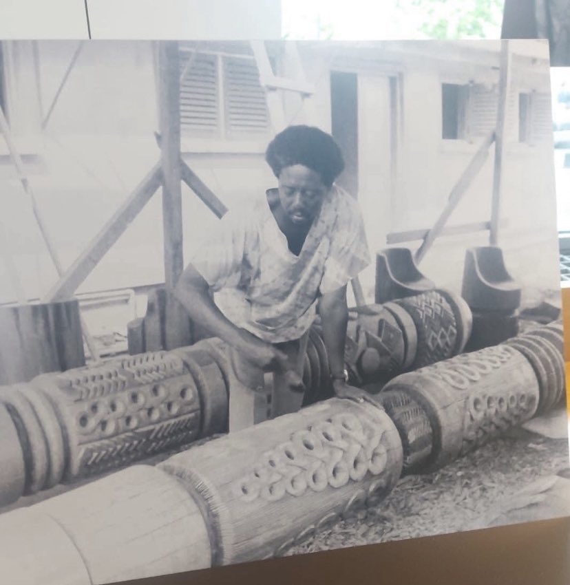 nwoko_greg62705's tweet photo. 1970s: A young Demas Nwoko working on the famous sculptural wooden chairs and pillars he was commissioned to do by the Military Government in the 1970s.

These chairs were carved from a single tree trunk each and were made without nails or glue.

Second photo shows the finished work as installed at the then brand new Murtala Muhammed International Airport, Ikeja.