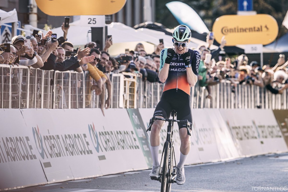 ciclismoliquido's tweet photo. «Seixas dice che ha vinto una delle corse che sognava da bambino, e verrebbe da chiedergli se quindi questo Lombardia se l’è sognato la notte scorsa o magari due settimane e mezzo fa, quando era ancora un teenager.»

✍️ @ledep 
📸 @tornanti_cc 

👉 https://t.co/YnsWxprfm2 https://t.co/41ob5eNbDy